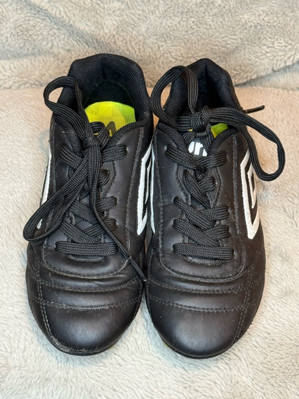 Kids Black Umbro Soccer Cleats
